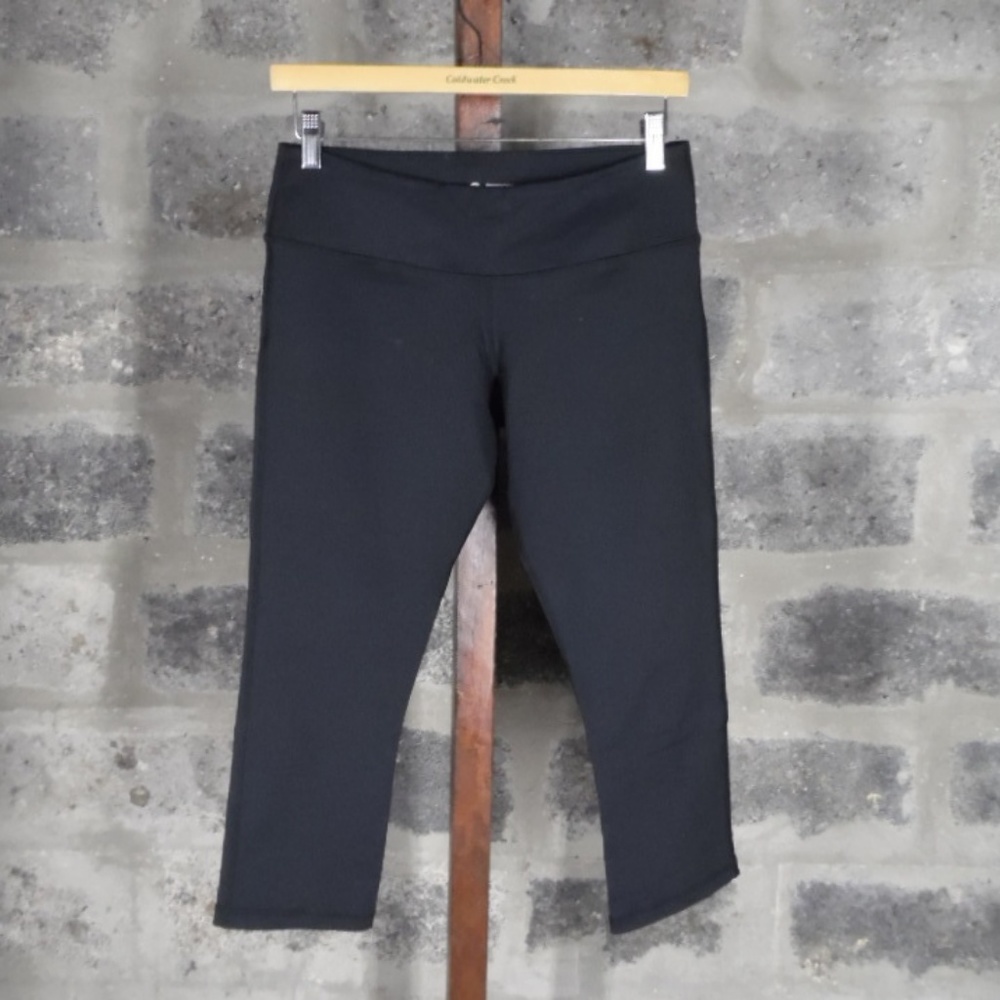 AUMNIE sz M black close crop Yoga fitness pants